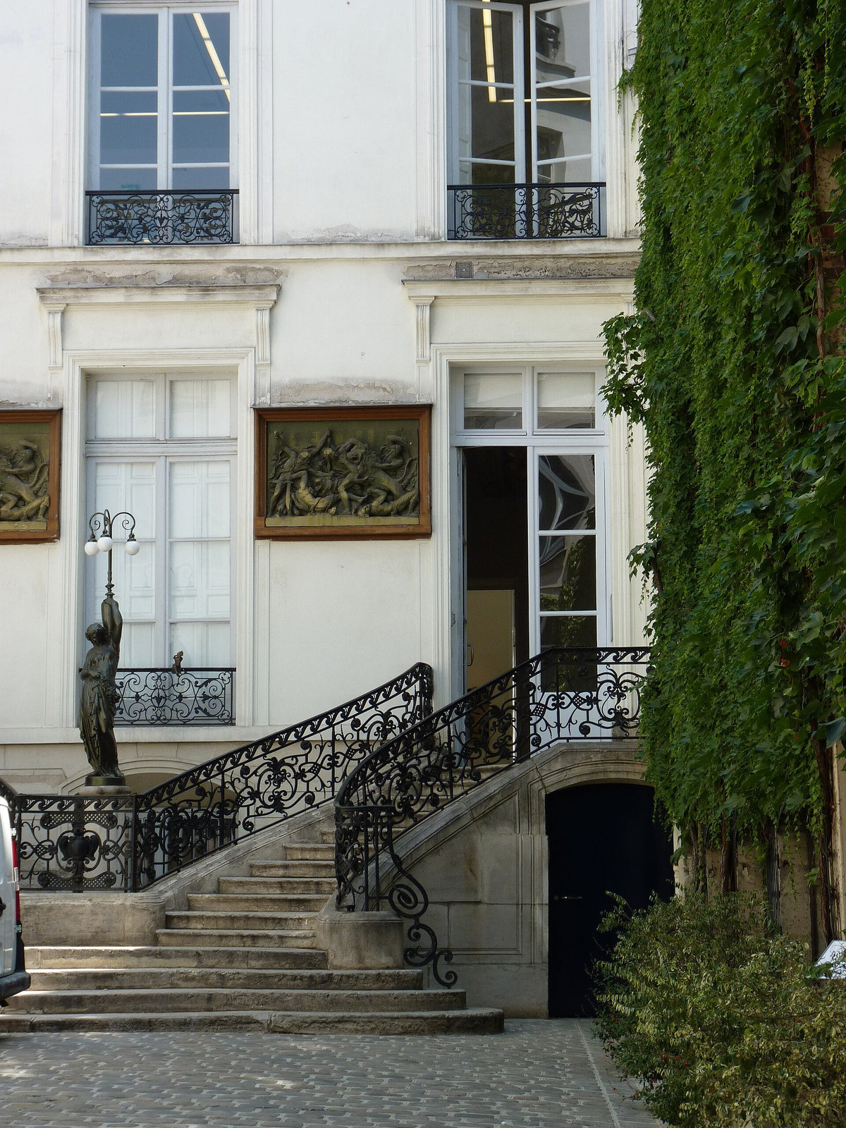 Galeries d’art à Paris : entrée d’une galerie dans le Marais