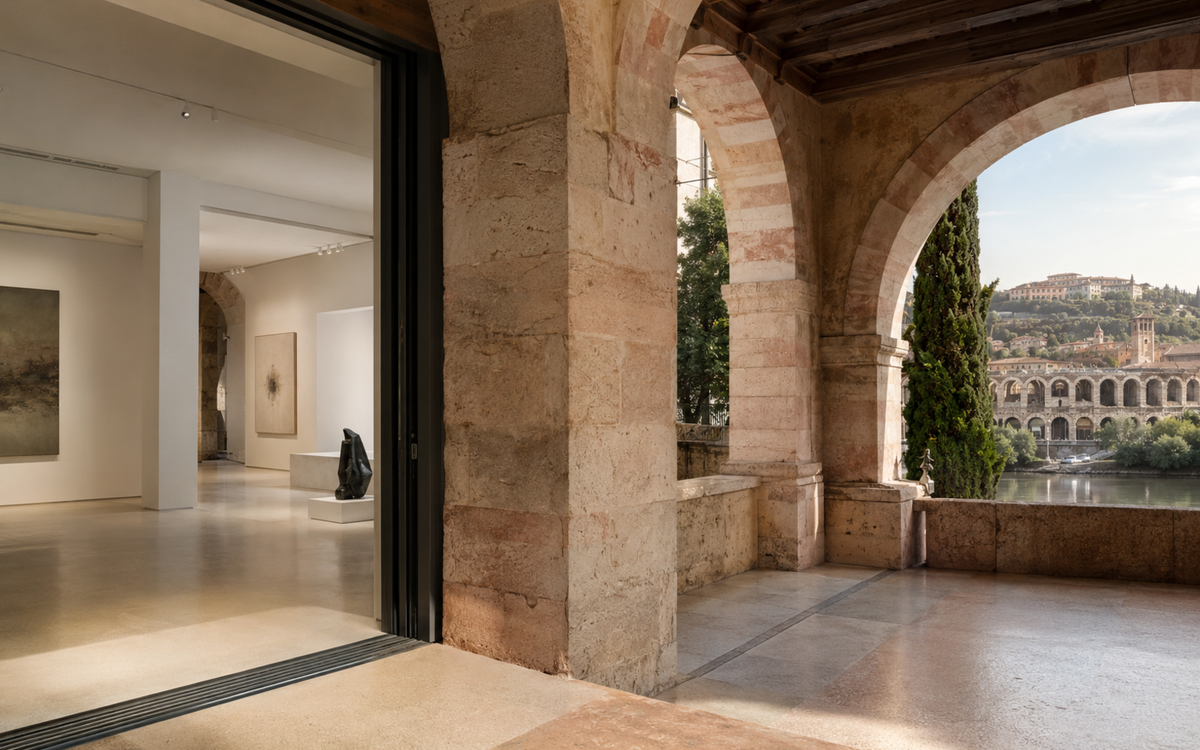 Galeries d’art à Vérone entre arcades de pierre rose, galerie contemporaine et rives de l’Adige