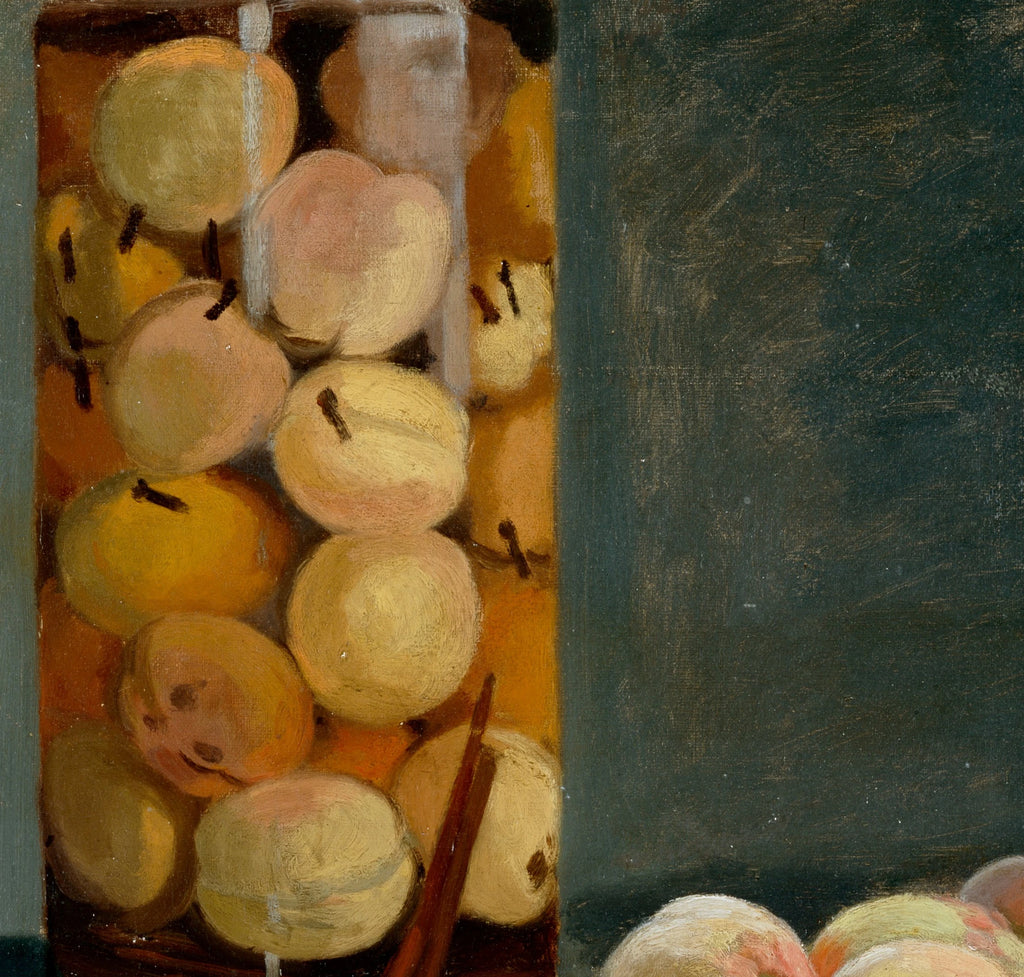 Détail des pêches dans le bocal et des fruits sur le marbre