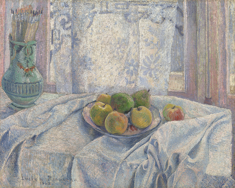 Des pommes sur une nappe devant une fenêtre aux rideaux de dentelle - Lucien Pissarro