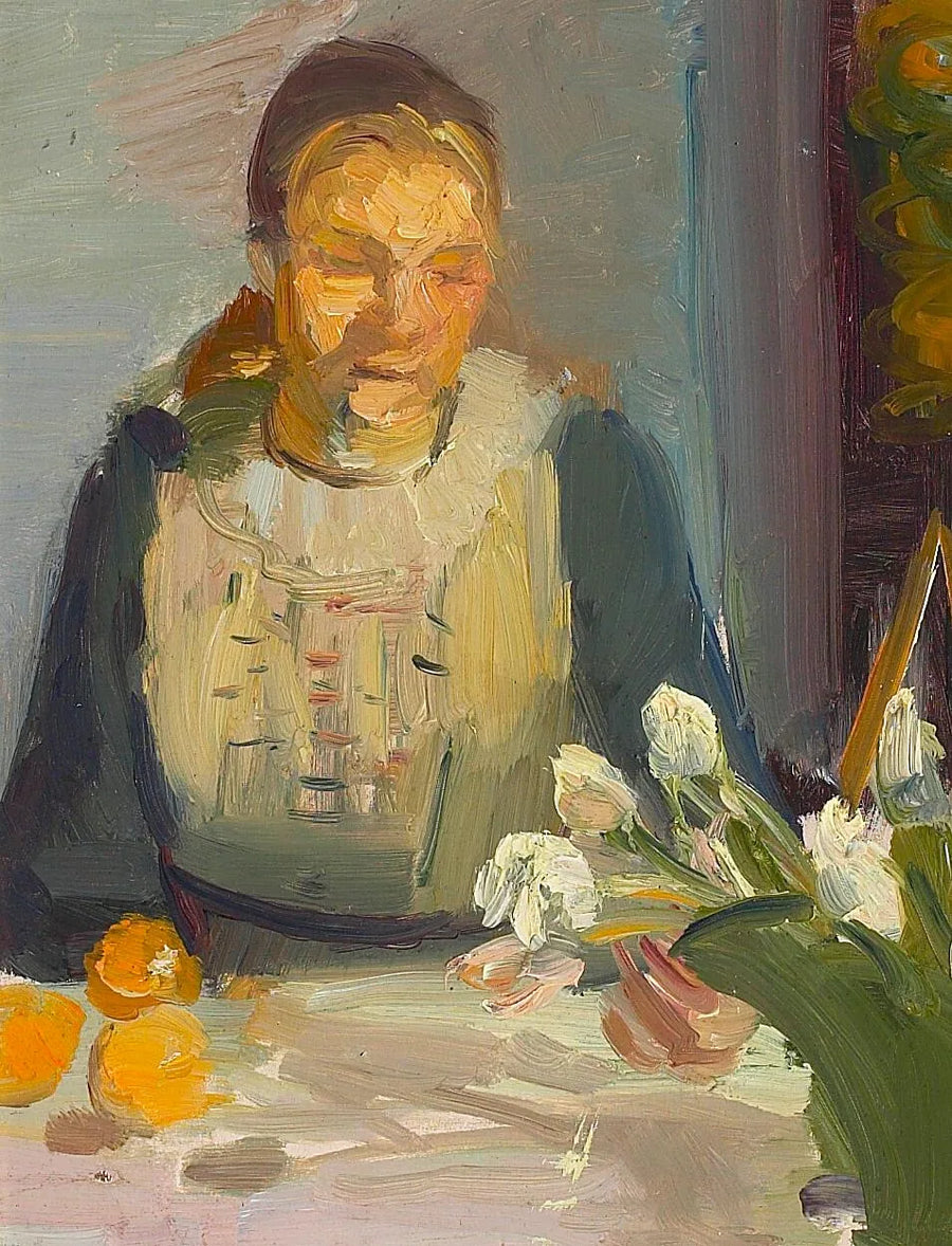 ภาพเหมือนของ Maren Brems นั่งอยู่ที่โต๊ะที่มีแสงแดดจ้า พร้อมดอกทิวลิปสีขาวและสีชมพูในแจกันสีเขียว - Anna Ancher