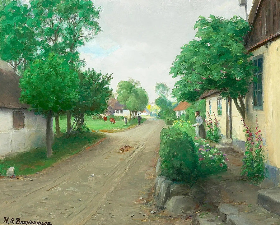 ถนนในหมู่บ้านพร้อมผู้คน วัว และดอกไม้ดอกฝ้ายบาน - H. A. Brendekilde